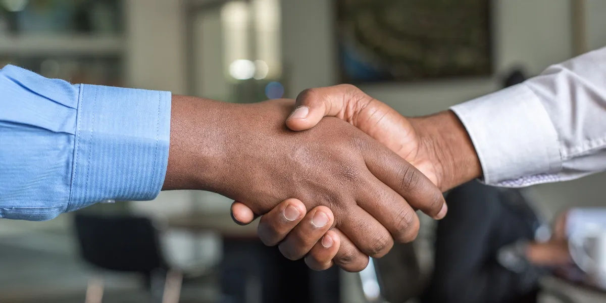 10 avantages et inconvénients de l'externalisation du développement SaaS